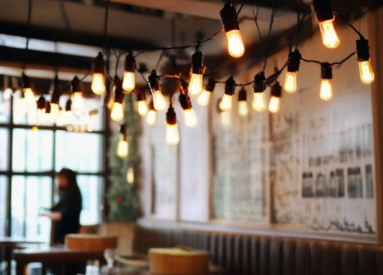 Атмосфера ретро — почему белт-лайт стал хитом для кафе и веранд